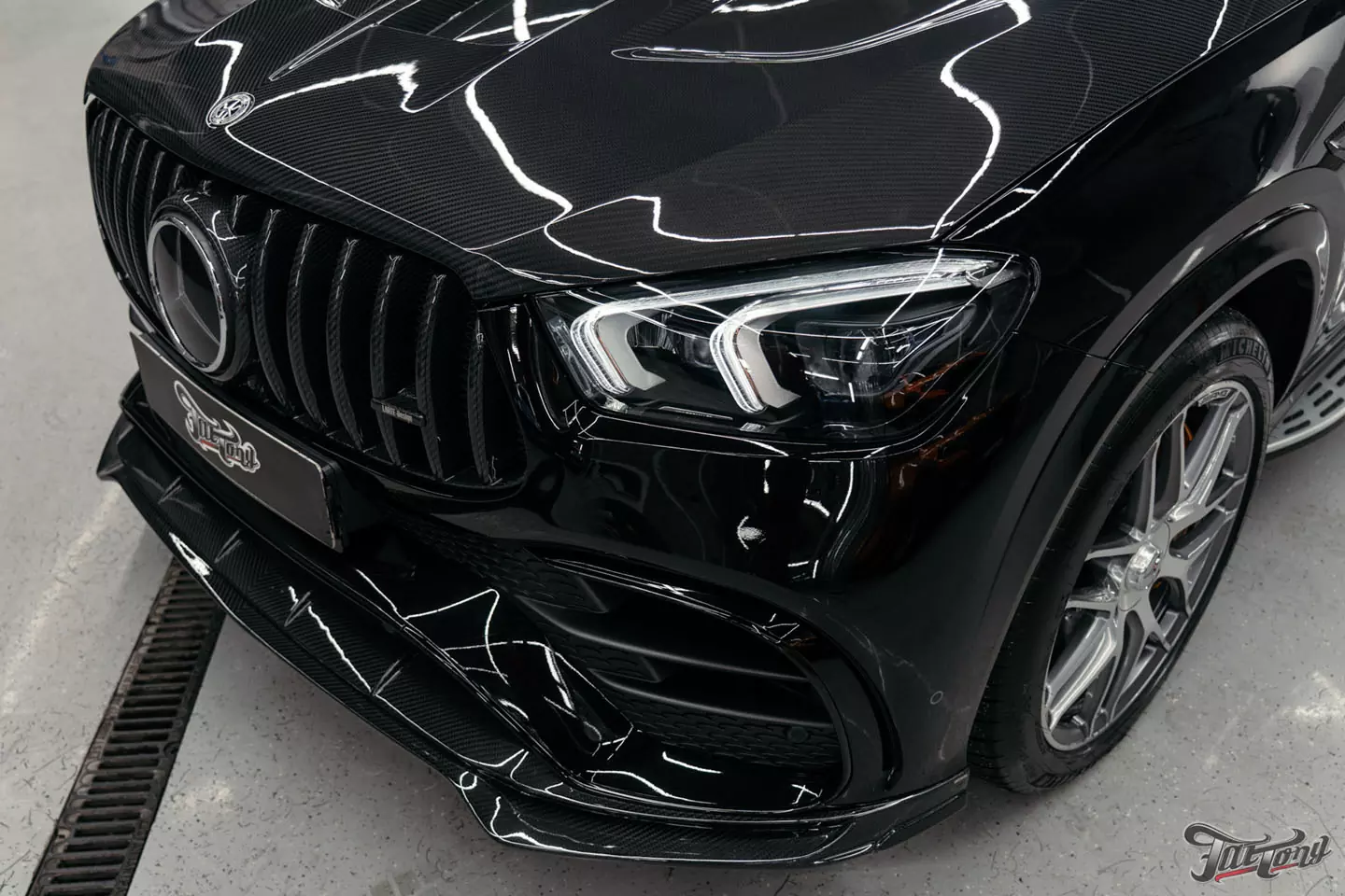 Выкинули BURMESTER 3D из нового Mercedes GLE 63S и установили новую акустическую систему. Выполнили комплексную шумоизоляцию, построили выхлопную систему, установили обвес Larte, оклеили полиуретаном